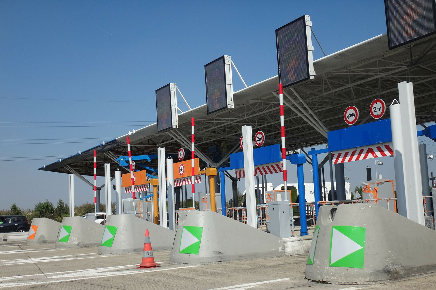 Vehicles passing through a French motorwaytoll 